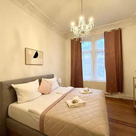 Apartment Idee Living: Traumhaftes Altbau - Balkon Wiesbaden