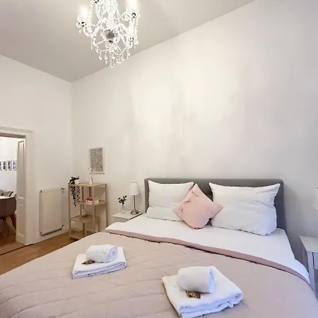 Idee Living: Traumhaftes Altbau - Balkon Apartment